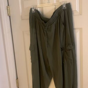 Torrid size 3 Army Green pet free home capri cargo pants